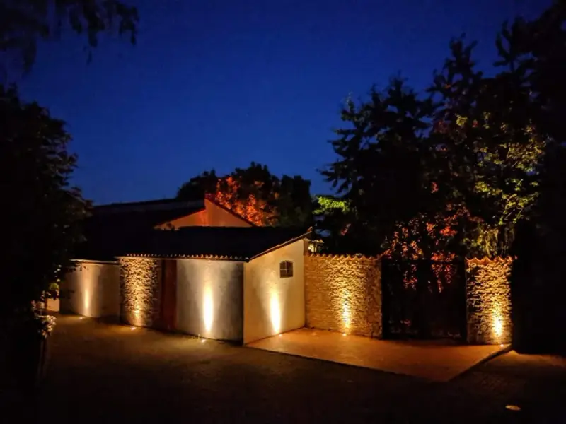 Atmosphärische Beleuchtung in einem Garten von LA CAVA