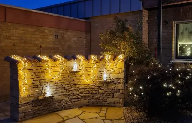 Bruchsteinmauer als Sichtschutz in einem Garten von LA CAVA