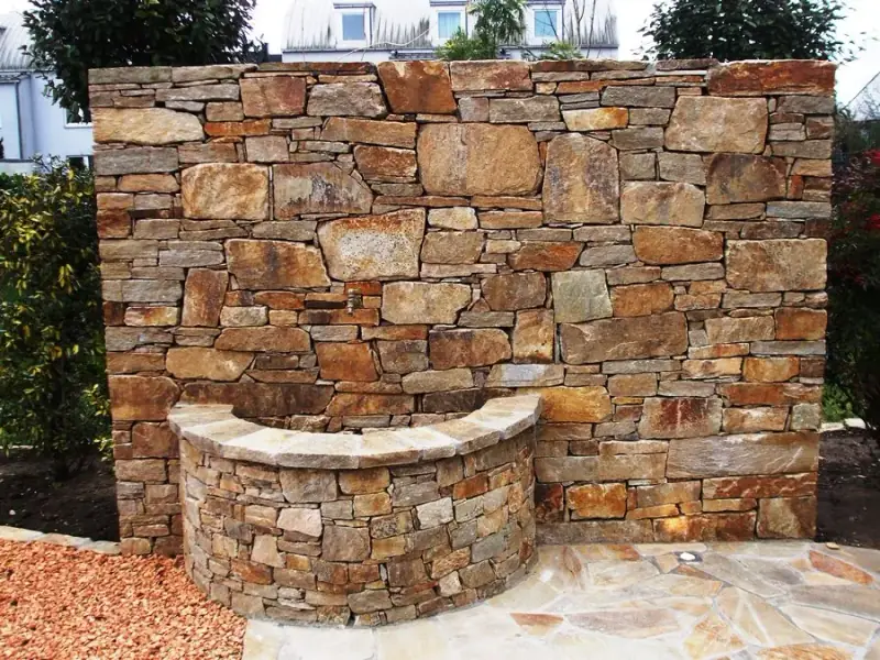 Bruchsteinmauer mit Wasserbecken von LA CAVA