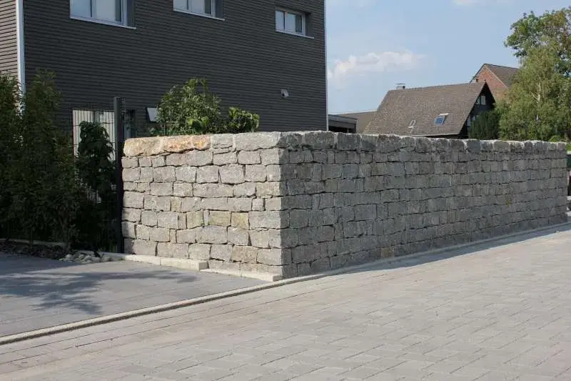 Bruchsteinmauer aus Muschelkalk von LA CAVA