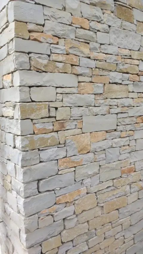 Bruchsteinmauer aus Perrigny-Kalkstein