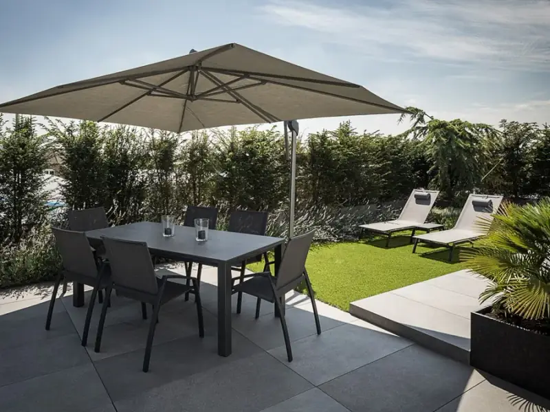 Dachterrasse mit Palmen und Zedern von LA CAVA
