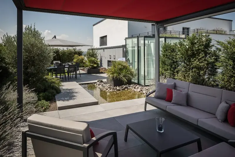 Dachterrasse mit Sonnenschutz-Pavillon von LA CAVA