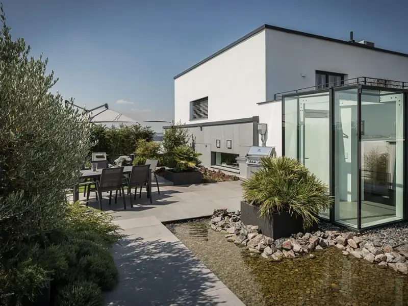 Dachterrasse mit Wasserfläche von LA CAVA