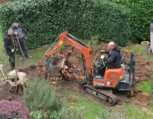Fundamentarbeiten für eine Bruchsteinmauer auf einer Baustelle von LA CAVA
