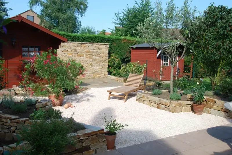 Garten mit Bruchsteinmauer von LA CAVA