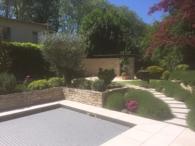 Garten mit Pool von LA CAVA
