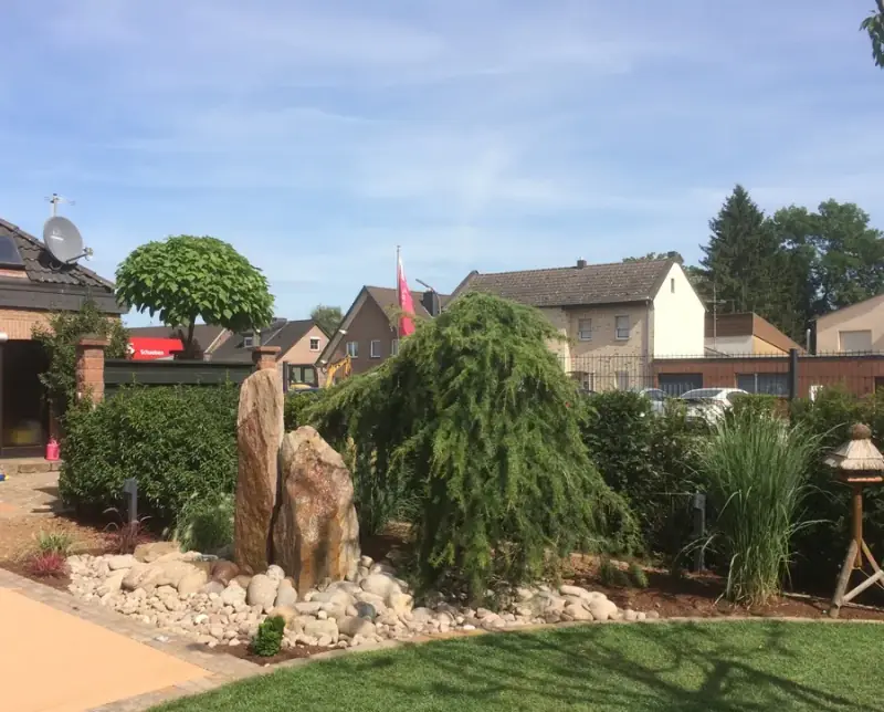 Garten mit Bruchsteinmauer und Wasseranlage