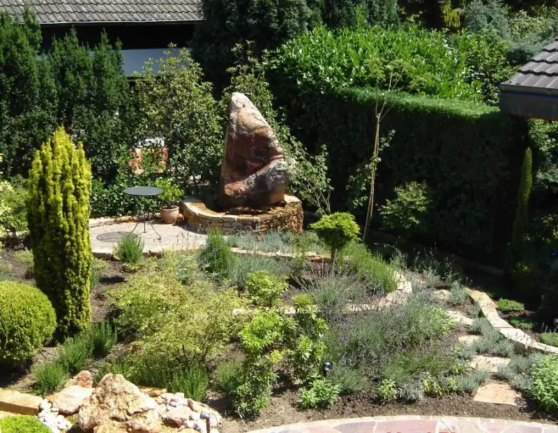 Gartengestaltung von LA CAVA mit Naturstein, Felsen und mediterraner Bepflanzung