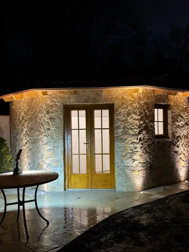 Mediterranes Gartenhaus aus Naturstein von LA CAVA