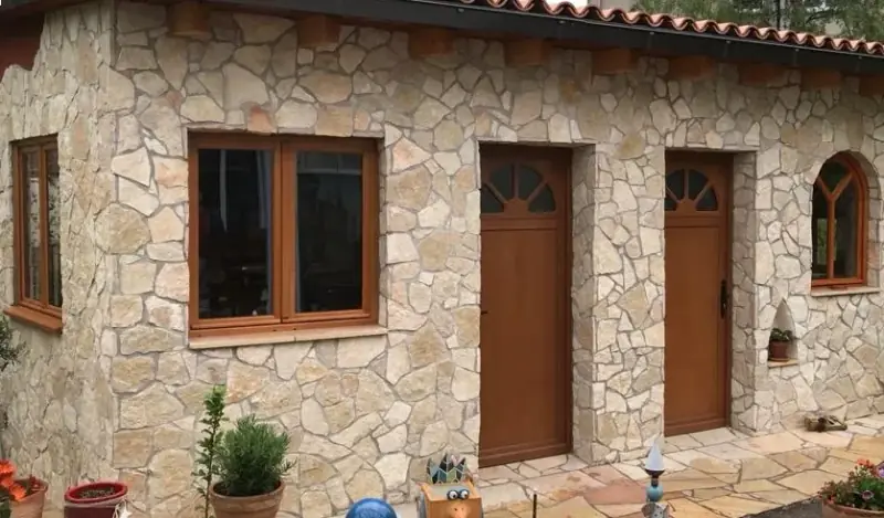 Mediterranes Gartenhaus aus Naturstein von LA CAVA