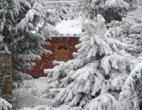 Gartenhaus aus Naturstein im Winter, gebaut von LA CAVA