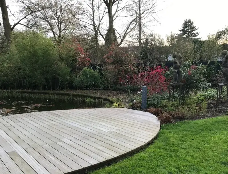 Holzdeck am Gartenteich von LA CAVA