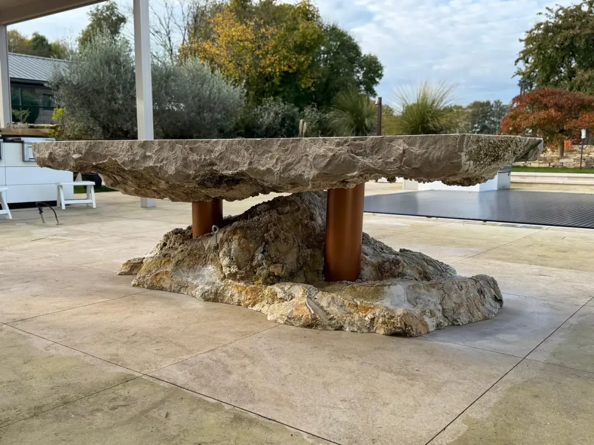 Gartentisch aus zwei Steinplatten, gefertigt von LA CAVA