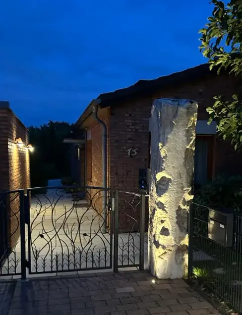 Kalksteinfelsen als Torpfosten von LA CAVA