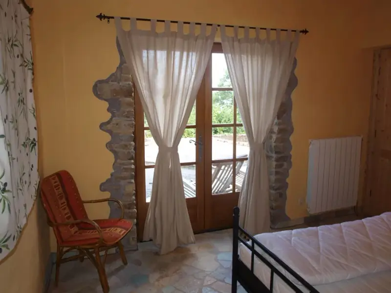 Innenraum aus Naturstein und Massivholz im Ferienhaus Casa Monte Felice