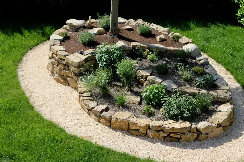 Naturstein und mediterrane Kräuter in einem Garten von LA CAVA