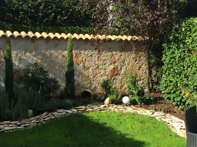Gartenmauer aus Naturstein mit Verblendung und Terrakotta-Abdeckung, gebaut von LA CAVA