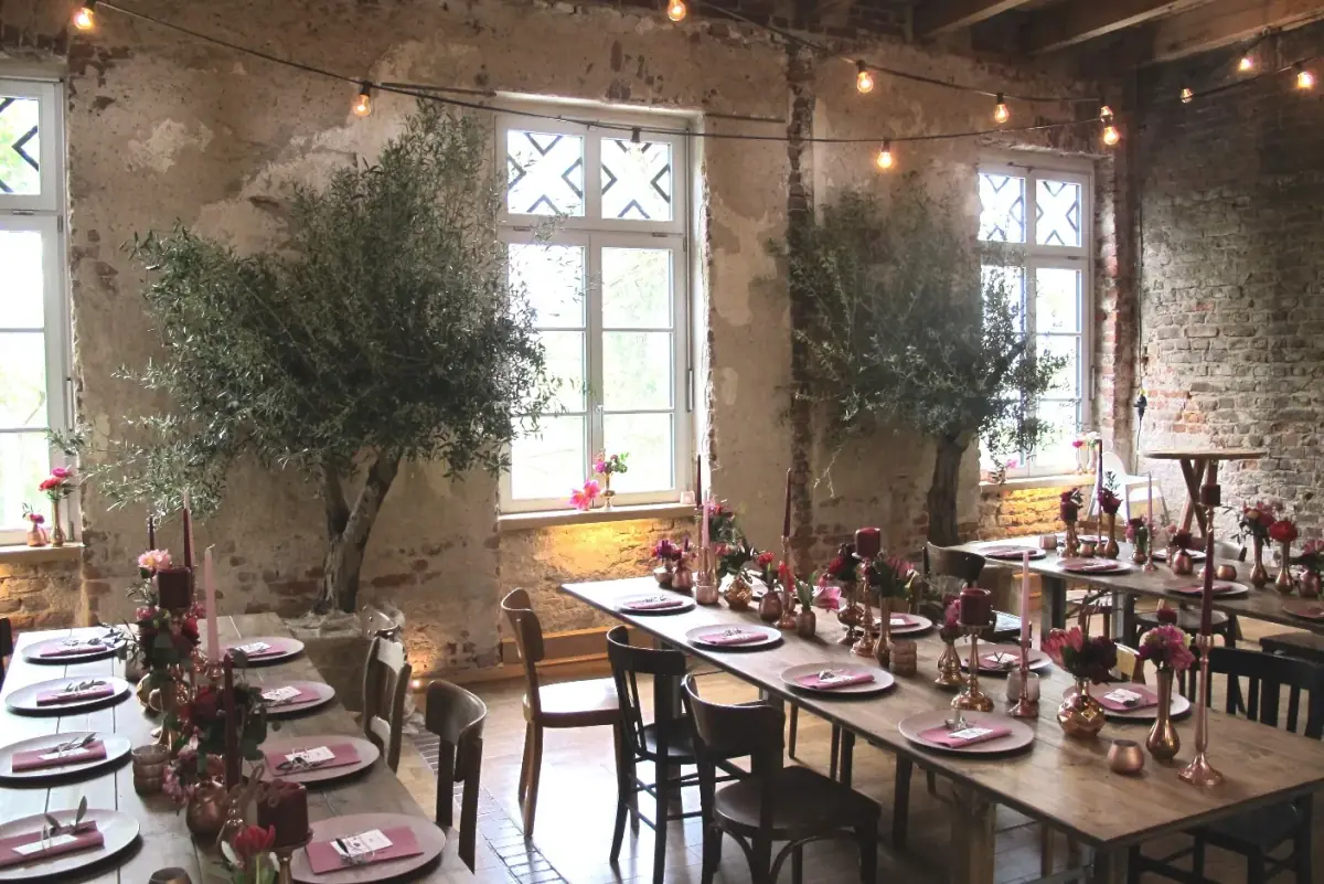 Mediterrane Hochzeit mit gemieteten Olivenbäumen von LA CAVA