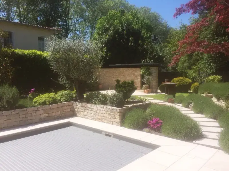 Pool mit Natursteinumrandung von LA CAVA