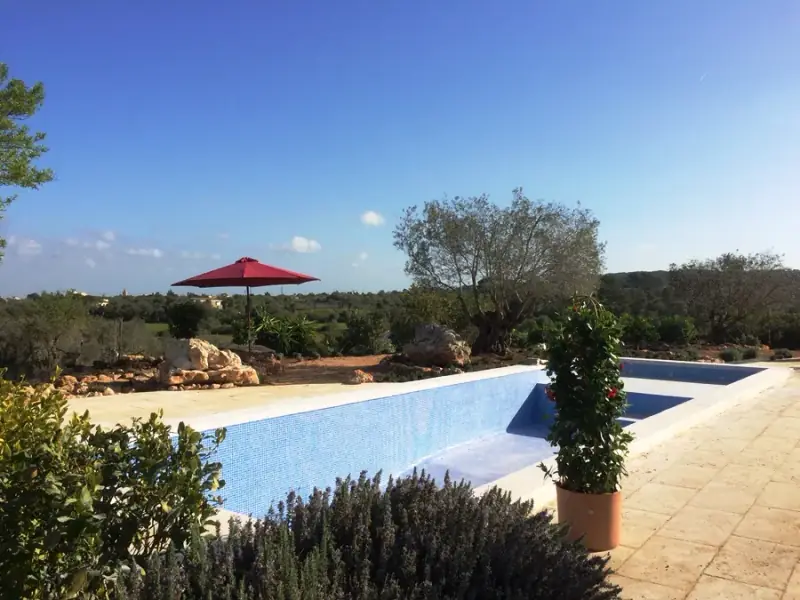 Mediterraner Pool mit Naturstein von LA CAVA