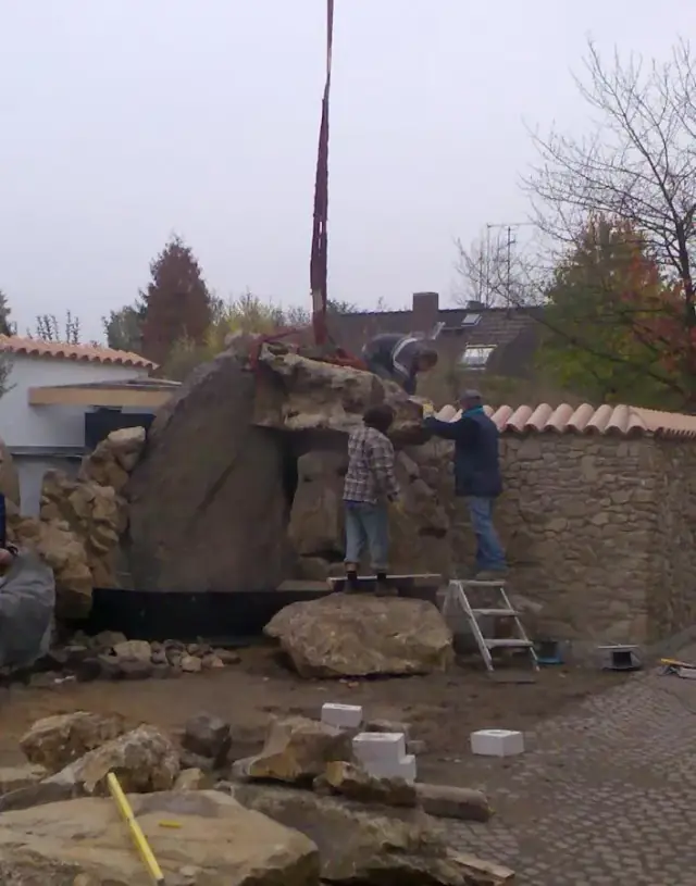 Wasserfall aus Felsen in einem Projekt von LA CAVA