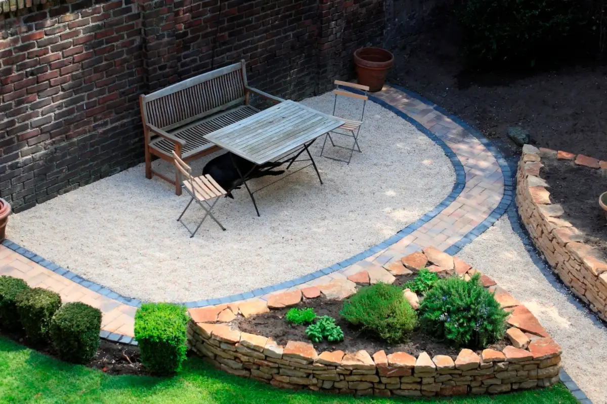 Sitzplatz im Garten mit Natursteinbordüre von LA CAVA