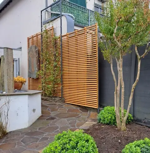 Wandspalier mit Krustenplatte aus Naturstein