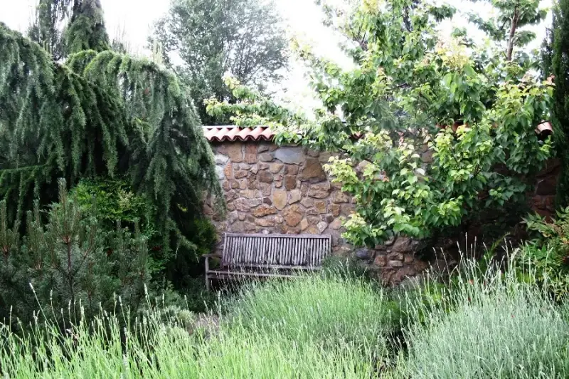 Windgeschützter Sitzplatz in einem Garten von LA CAVA